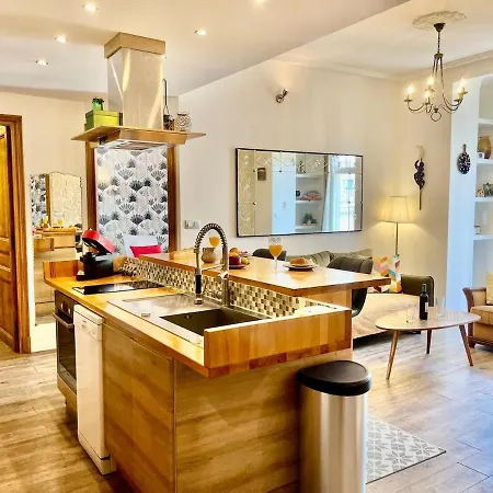 Le Splendide Yourhosthelper *