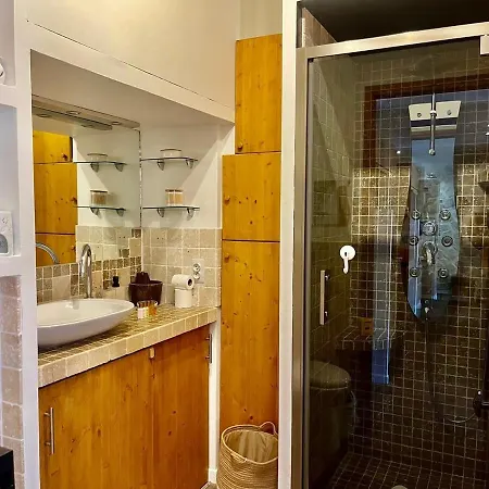 Le Splendide Yourhosthelper *