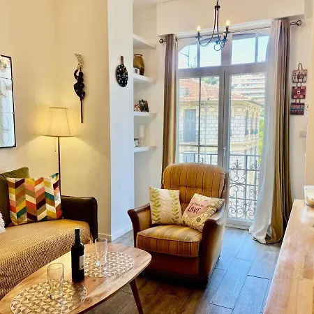 Le Splendide Yourhosthelper