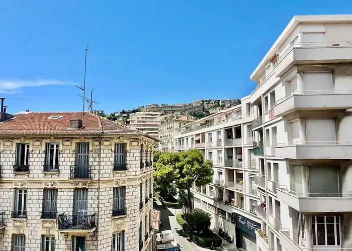 Le Splendide Yourhosthelper * Nice