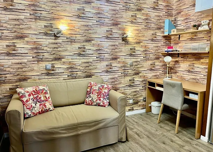 Le Splendide Yourhosthelper