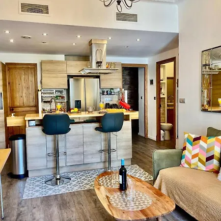 Le Splendide Yourhosthelper 니스